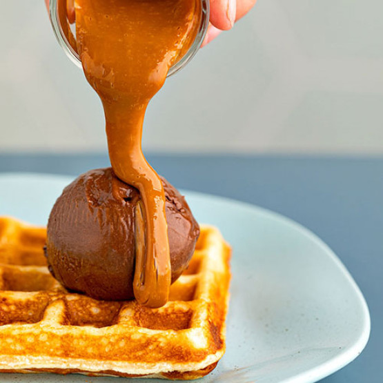Waffle com gelato e calda de caramelo